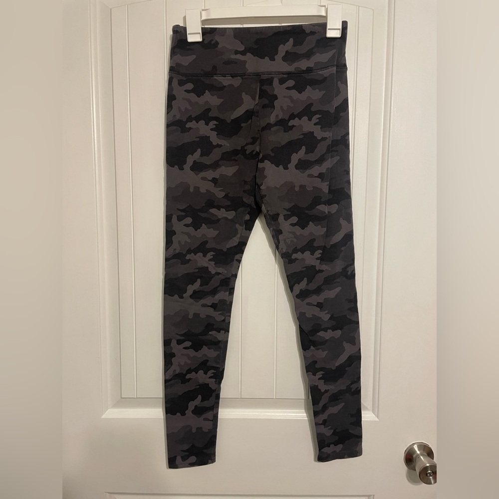 Black camo leggings
